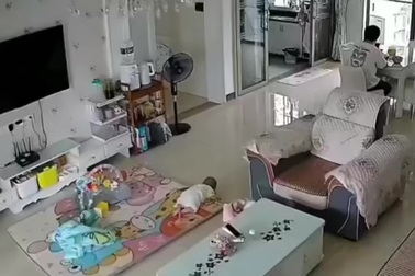 Bé sơ sinh gặp cú sốc đầu đời vì gió lớn