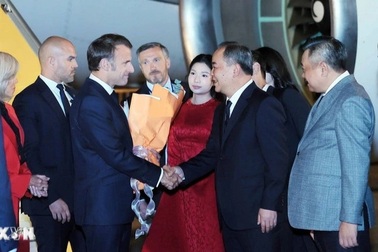 Tổng thống Pháp và Phu nhân đến Hà Nội, bắt đầu thăm cấp Nhà nước Việt Nam