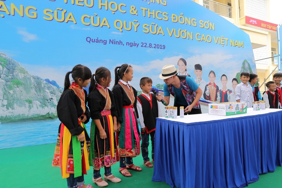 Niềm vui sẻ chia cùng trẻ em nghèo vượt khó khắp Việt Nam - 1 Niềm vui sẻ chia cùng trẻ em nghèo vượt khó khắp Việt Nam - 1