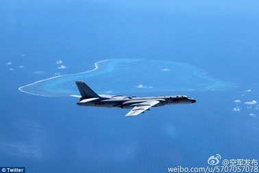 Máy bay ném bom tầm xa Trung Quốc lượn lờ ở Biển Đông