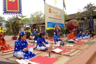 Học sinh hóa thân thành ông đồ thơ trong ngày Hội Thơ Việt Nam