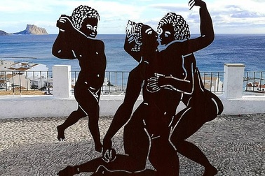 Du khách "ngượng chín mặt" khi thấy tác phẩm mô phỏng cảnh nhạy cảm trên bãi biển