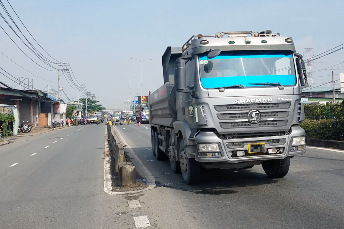 Đôi nam nữ đi xe máy tử vong sau tai nạn ở làn đường ô tô - 1 Đôi nam nữ đi xe máy tử vong sau tai nạn ở làn đường ô tô - 1