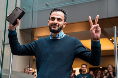 Như một thói quen, khắp nơi trên thế giới người mua hàng lại "nai lưng" xếp hàng chờ iPhone 11