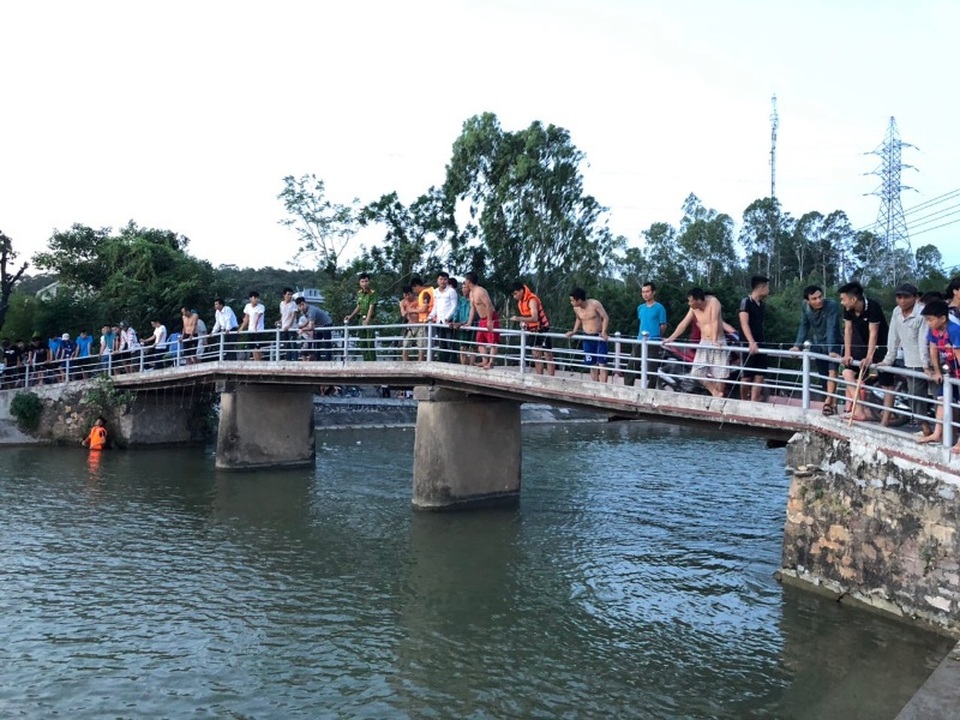 Hàng chục thợ lặn xuyên đêm tìm cô gái trẻ nhảy sông - 3