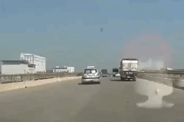 Tài xế buồn ngủ, taxi đâm thẳng đầu xe tải