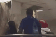 Nước thải trút như mưa vì sân bay sập trần, hành khách bịt mũi vì hôi thối