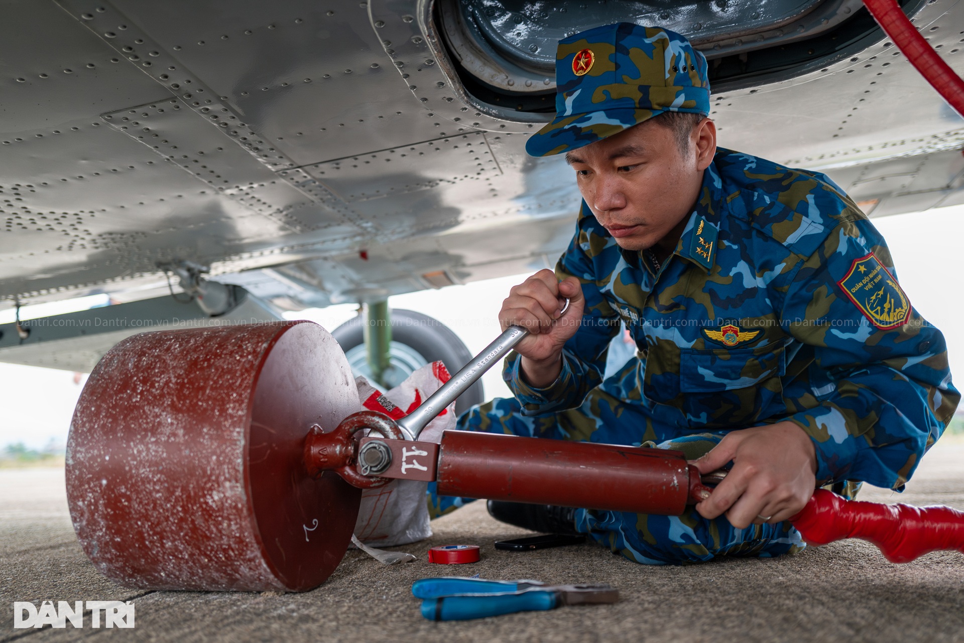 Hình ảnh ấn tượng 11 trực thăng Không quân Việt Nam kéo cờ ở Điện Biên - 6 Hình ảnh ấn tượng 11 trực thăng Không quân Việt Nam kéo cờ ở Điện Biên - 6