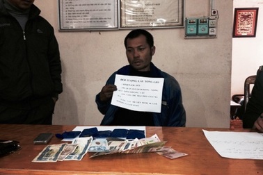 Bắt đối tượng người Lào vận chuyển 900 viên ma túy tổng hợp