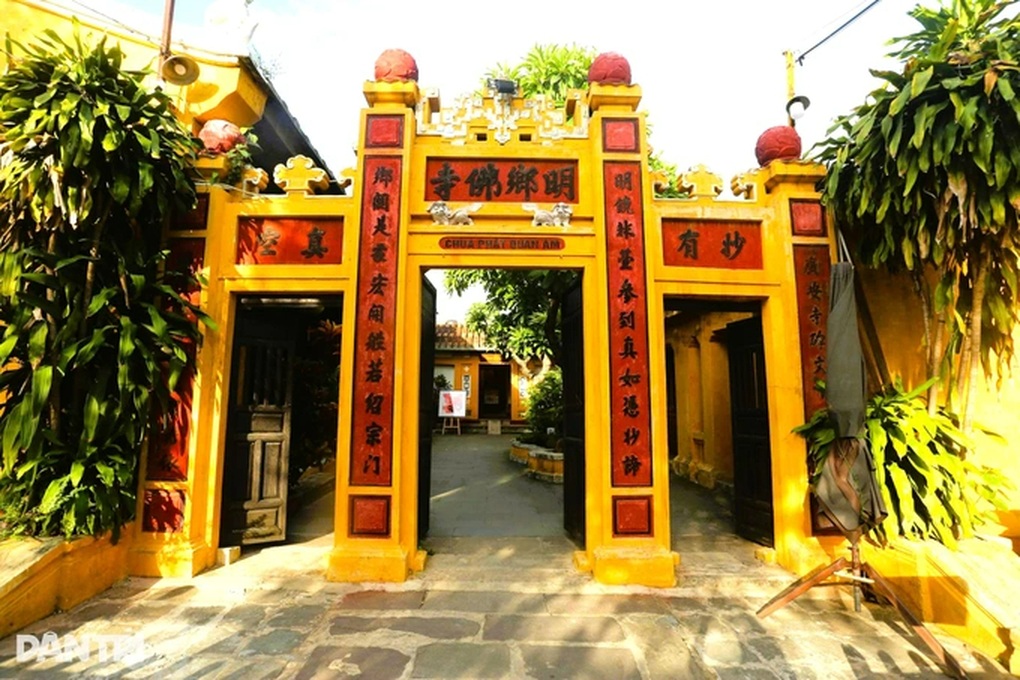 Rare details and many precious antiques at the temple over 370 years old - 1 Các chi tiết hiếm gặp và nhiều cổ vật quý tại ngôi chùa hơn 370 tuổi - 1