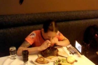 Chén hơn 2 kg bò bít tết  trong vòng hơn 2 phút