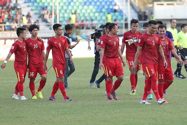 Đánh bại Malaysia, tuyển thủ Việt Nam tri ân cổ động viên