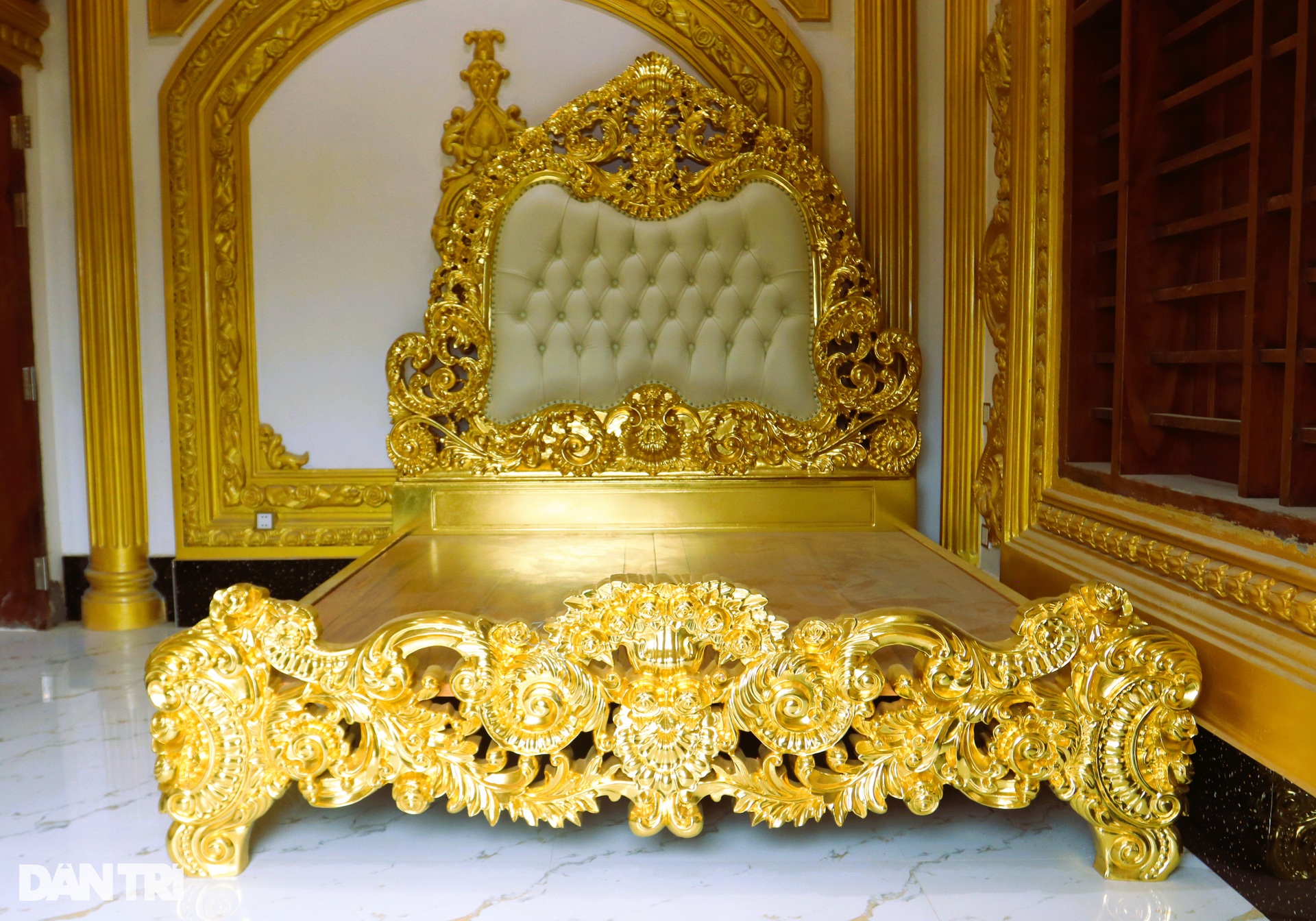 Hoa mắt với tòa lâu đài dát vàng của đại gia phế liệu ở quê lúa Nghệ An - 8 Hoa mắt với tòa lâu đài dát vàng của đại gia phế liệu ở quê lúa Nghệ An - 8