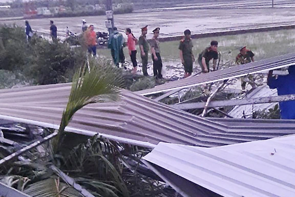 Dông kèm lốc xoáy làm tốc mái 40 ngôi nhà ở Tiền Giang - 1