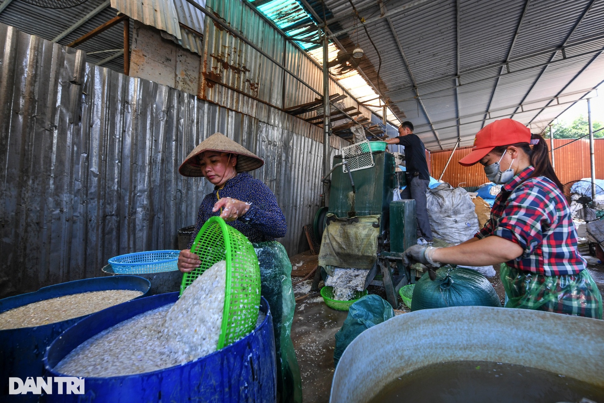 Những núi phế liệu khổng lồ bên trong ngôi làng tái chế rác thải ở Hà Nội - 8 Những núi phế liệu khổng lồ bên trong ngôi làng tái chế rác thải ở Hà Nội - 8
