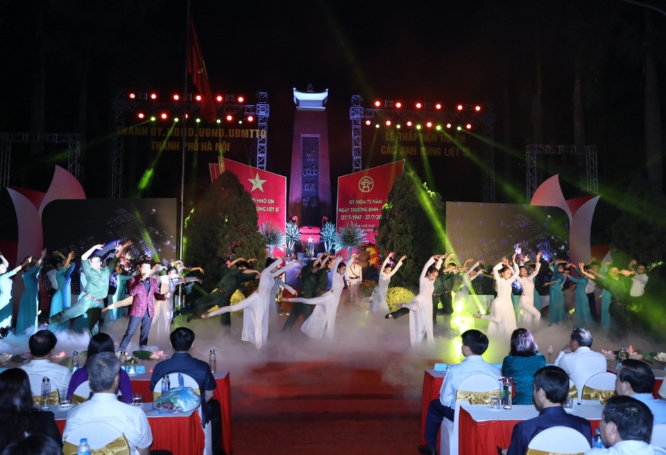 Thanh niên Thủ đô thắp nến tri ân các anh hùng liệt sĩ - 4 Thanh niên Thủ đô thắp nến tri ân các anh hùng liệt sĩ - 4