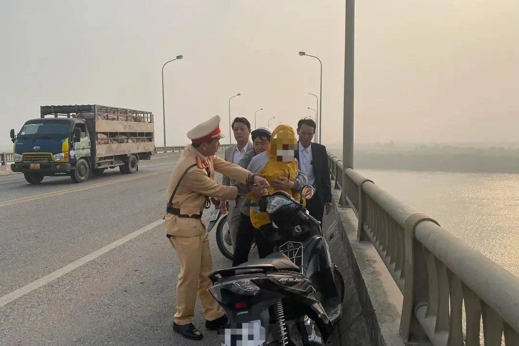 CSGT và người dân ngăn cản kịp thời một vụ nhảy cầu - 1 CSGT và người dân ngăn cản kịp thời một vụ nhảy cầu - 1