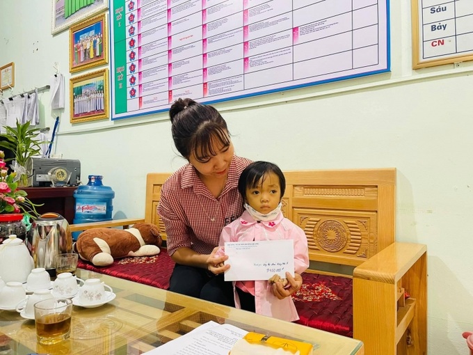 Cô Hoàng Thị Thuý Vân – Hiệu trưởng Trường Mầm non Dương Quang trao cho bé Như Ý số tiền quyên góp gần 10 triệu đồng.