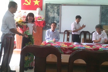 Trao quyết định phục hồi chức vụ Hiệu trưởng cho cô giáo chống tiêu cực bị cách chức