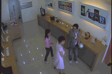 Video: Người nước ngoài “đạo chích” ở cửa hàng máy tính