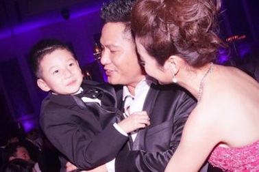 Con trai Jennifer Phạm rạng rỡ trong đám cưới của mẹ