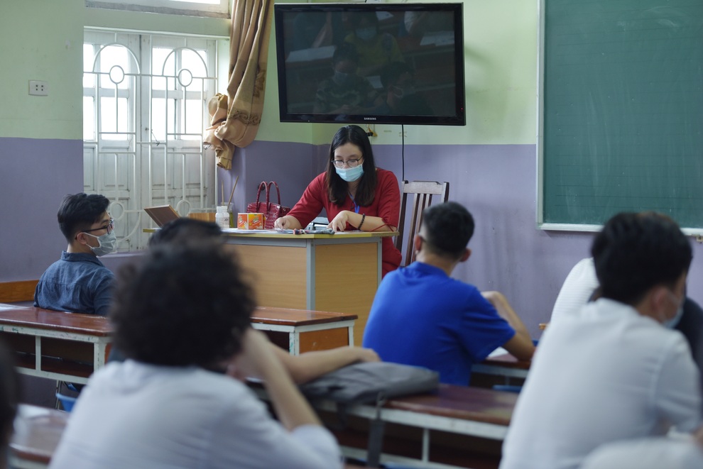 Thí sinh đội mũ len khiến thân nhiệt cao 38,2 độ C, phải đến phòng cách ly - 5 Thí sinh đội mũ len khiến thân nhiệt cao 38,2 độ C, phải đến phòng cách ly - 5