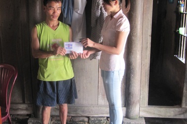 Quà nhân ái tiếp tục đến với cháu bé không hậu môn