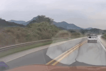 Loạt xe sang Porsche nối đuôi nhau lấn làn ngược chiều để vượt trên cao tốc