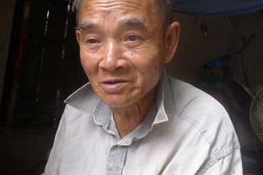 Ông lão 80 tuổi bán rau nuôi vợ bệnh và đứa con tật nguyền