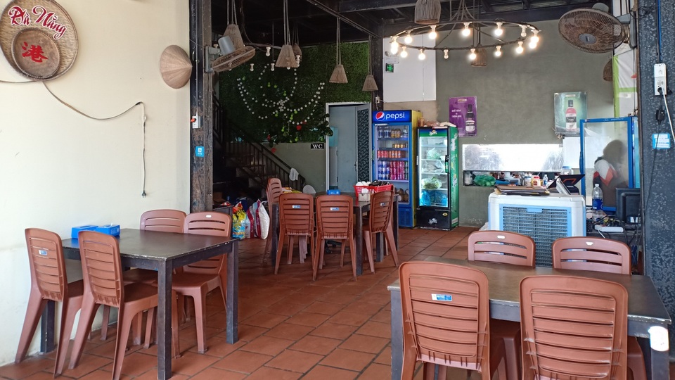Đà Nẵng: Dân sợ không đi chợ, hàng quán ngồi chơi vì bão dịch corona - 2 Đà Nẵng: Dân sợ không đi chợ, hàng quán ngồi chơi vì bão dịch corona - 2
