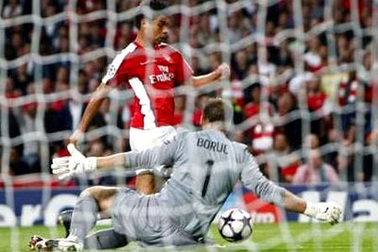 UEFA điều tra vụ “đóng kịch” của Eduardo