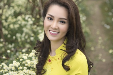 Á hậu Thụy Vân thướt tha với áo dài