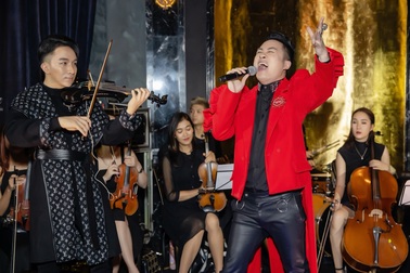 Tùng Dương thăng hoa bên ngón đàn của Hoàng Rob