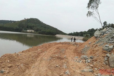 Vĩnh Phúc: Ngang nhiên đổ đất, lấn chiếm hồ ở thành phố Phúc Yên