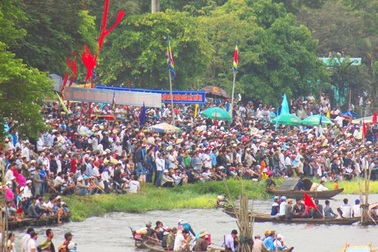 Hàng trăm người đứng kín bờ sông Hương cổ vũ đua ghe