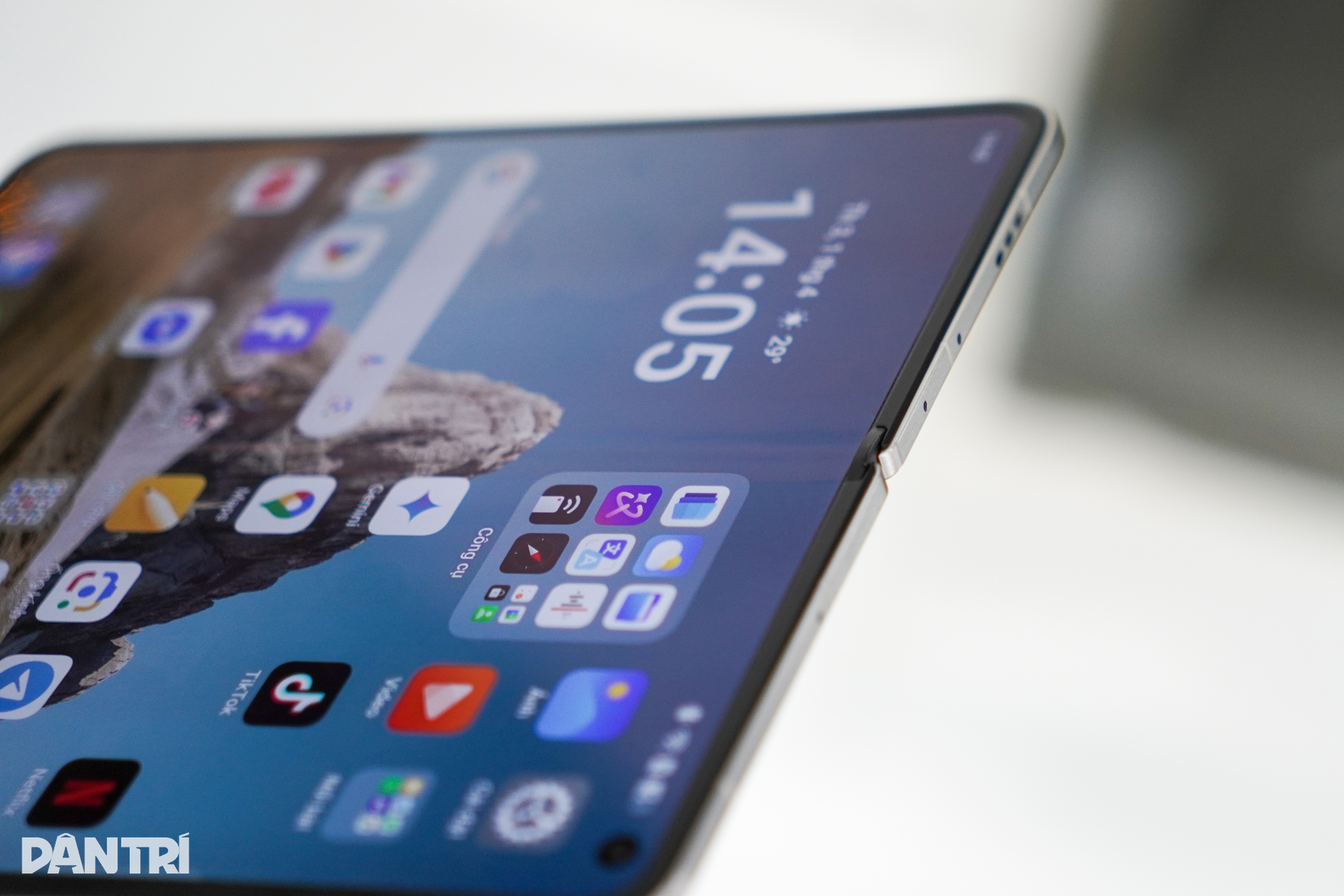 View - OPPO Find N5: Thiết bị tái định nghĩa điện thoại màn hình gập | Báo Dân trí