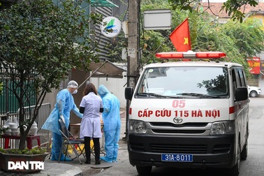 Lập rào chắn phong tỏa khu phố có ca mắc Covid-19 tại quận Ba Đình, Hà Nội