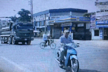 Suýt mất mạng dưới gầm xe ben vì sang đường kiểu “tự sát”