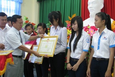 Bạc Liêu: Khen thưởng nhiều GV, HS-SV giỏi nhân Ngày Khuyến học Việt Nam