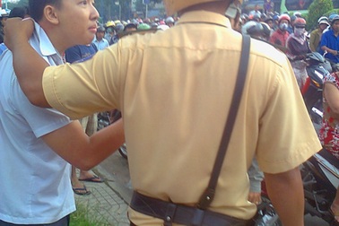 Hàng trăm người dân bao vây phản ứng tổ CSGT “bẻ tay” 1 học sinh