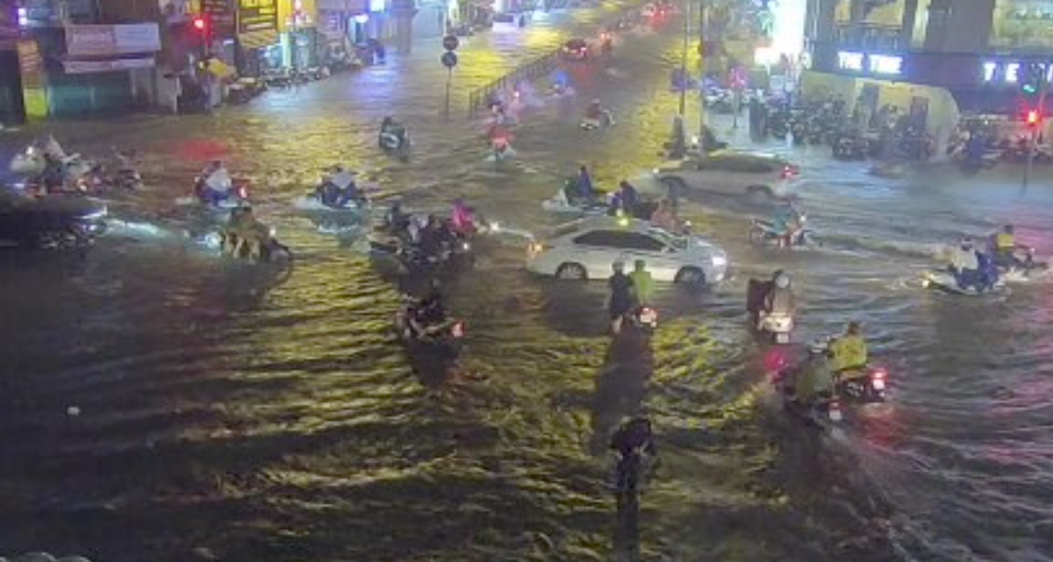 Mưa tối trời, Sài Gòn ngập nặng, kẹt xe đến tận nửa đêm - 4 Mưa tối trời, Sài Gòn ngập nặng, kẹt xe đến tận nửa đêm - 4