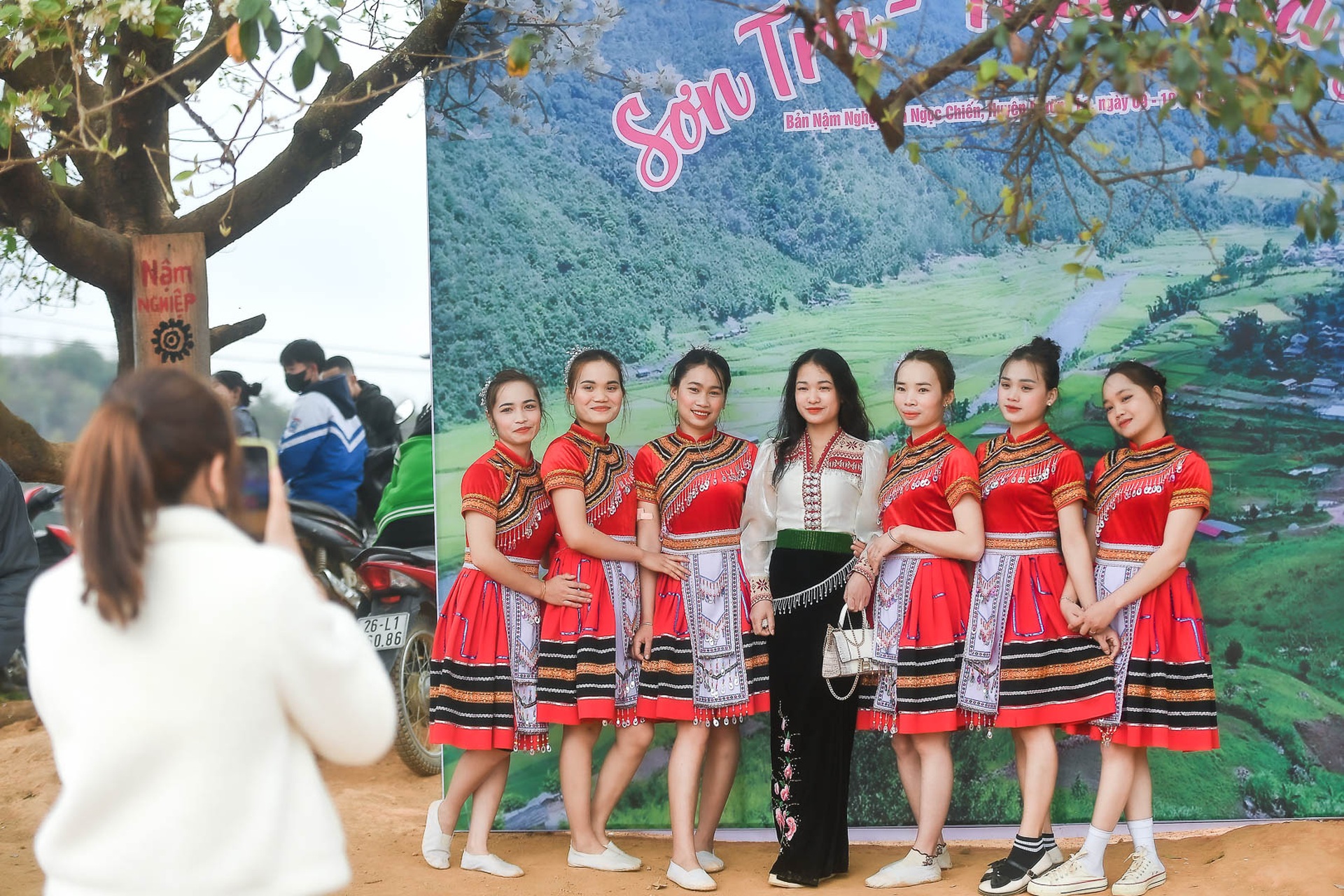 Cảnh hài hước khi chơi trò bịt mắt bắt lợn ở Sơn La - 9 Cảnh hài hước khi chơi trò bịt mắt bắt lợn ở Sơn La - 9