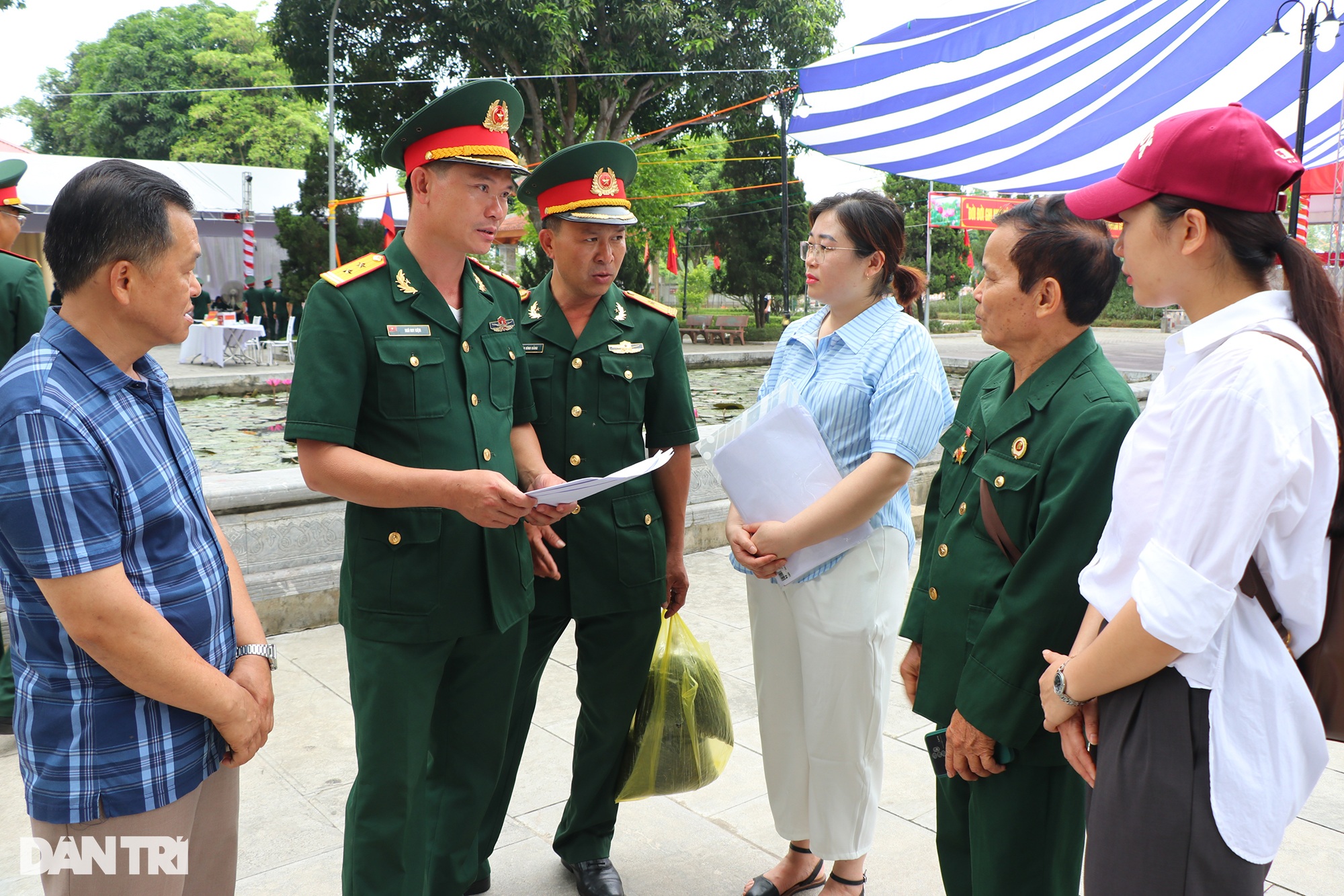 View - Niềm mong mỏi của gia đình liệt sỹ ngày an táng hài cốt quân tình nguyện | Báo Dân trí