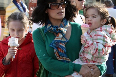 Salma Hayek đưa con đẻ, con chồng đi chơi