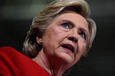 Ông Trump quyết định không truy tố bà Clinton