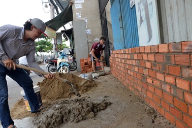 Người Sài Gòn hối hả xây tường rào chống "giặc nước"