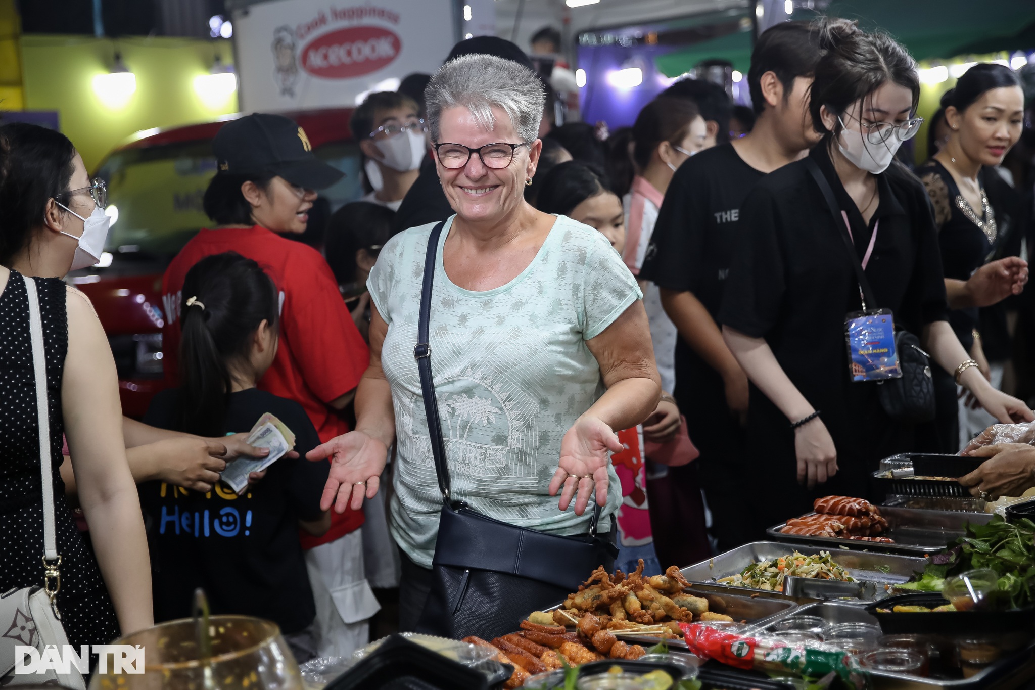 View - Người dân TPHCM chen chật kín tại không gian ẩm thực Lễ hội Sông nước | Báo Dân trí