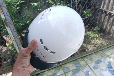 Truy tố người phụ nữ dùng mũ bảo hiểm đánh công an bị thương