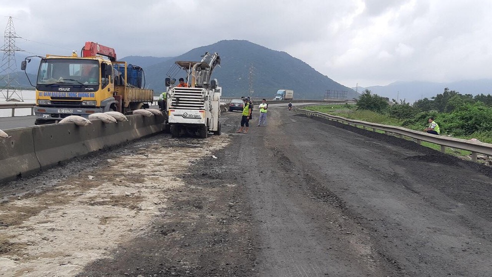 Vụ quốc lộ hỏng nặng gây nhiều tai nạn: Khẩn cấp xóa sổ ổ gà - 2 Vụ quốc lộ hỏng nặng gây nhiều tai nạn: Khẩn cấp xóa sổ ổ gà - 2