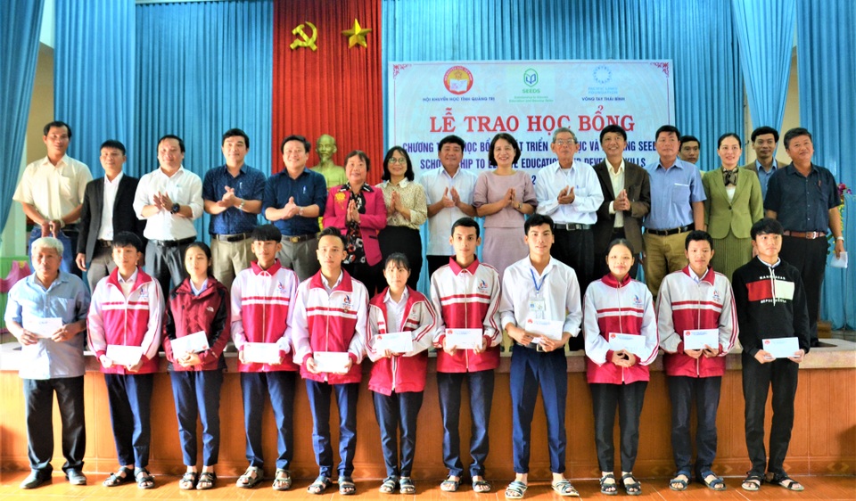 Quảng Trị: Trao hơn 300 suất học bổng cho học sinh nghèo vượt khó - 1 Quảng Trị: Trao hơn 300 suất học bổng cho học sinh nghèo vượt khó - 1